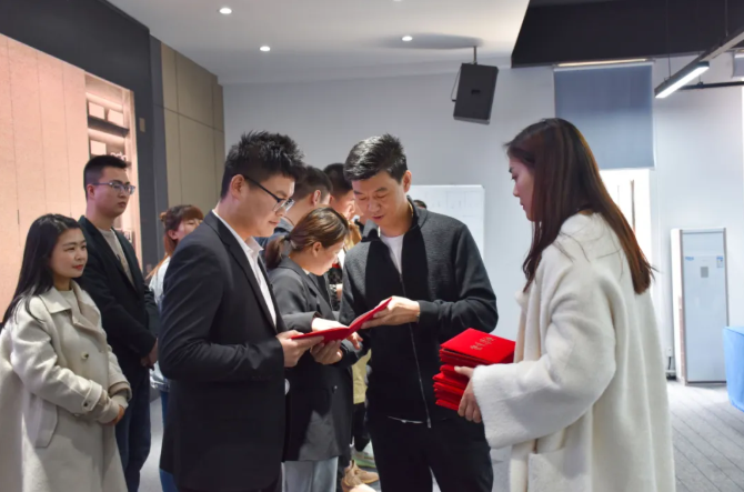 2021歐蒂尼家居第一期新商培訓(xùn)頒發(fā)畢業(yè)證書及現(xiàn)金獎(jiǎng)勵(lì)