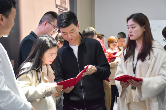 2021歐蒂尼家居第一期新商培訓(xùn)頒發(fā)畢業(yè)證書及現(xiàn)金獎(jiǎng)勵(lì)